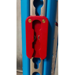 ADAPTER TILL NYLONBOMHÅLLAREN: Röd plastfäste på metallskena med blå stoppning i bakgrunden.