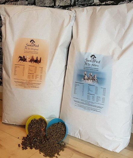 Två SwedFed All In-påsar med etiketter, bredvid skålar med brun och grön pellets.