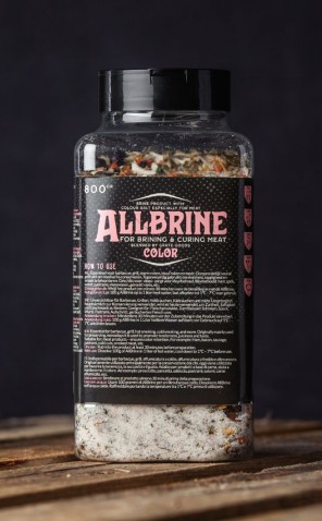 Allbrine Color 800 g burk med saltlake och härdningsmix på trä mot en mörk bakgrund.