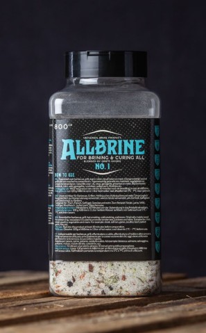 En 800 g Allbrine Nr.1 plastburk med saltlagningsmix står på en träyta.