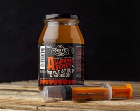 AllBrine Ready Maple & Bourbon 500 ml burk med en orange marinadinjektor på en träyta.