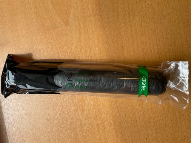 En rulle bajspåsar Black, 50 st, i genomskinlig förpackning på en träyta.