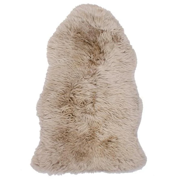 En beige, fluffig Fårfäll fuskpälsmatta med oregelbunden form.