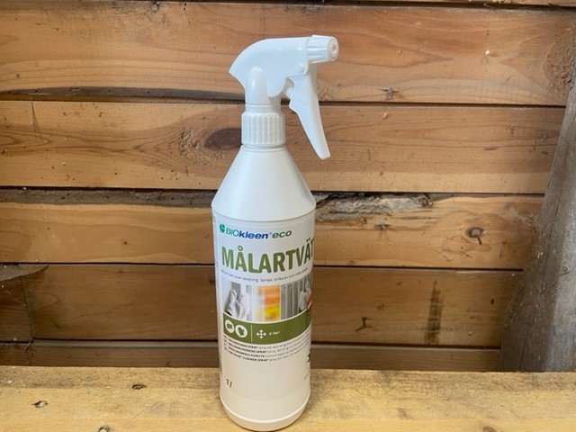 BIOkleen Målartvätt inne spray eco 1L på trä med bakgrund av trävägg.