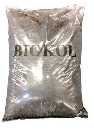En genomskinlig plastpåse märkt biokol 8l fylld med mörkt, granulärt material.