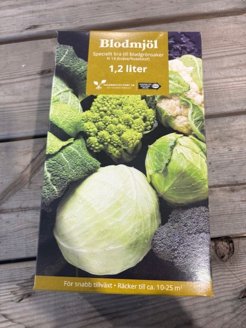 KRAV Blodmjöl N14 1,2L gödselmedel för bladgrönsaker på träunderlag.