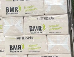 Staplade lådor märkta BMR Stallströ 21 inplastade.