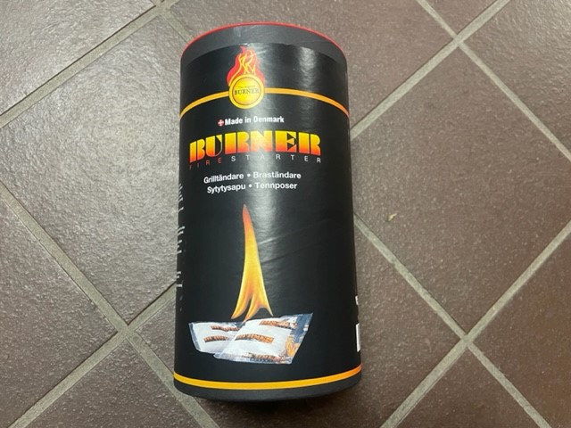 En rund Bras&grilltändare brännare 100-pack på ett brunt klinkergolv.