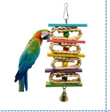 En färgglad papegoja sitter vid en Wood&Corn Leaf Natural Bird Toy för tuggning med en bjällra.