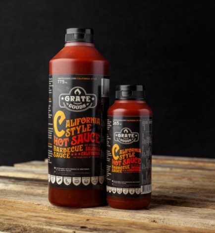 Två flaskor California Hot Sauce på en träyta.