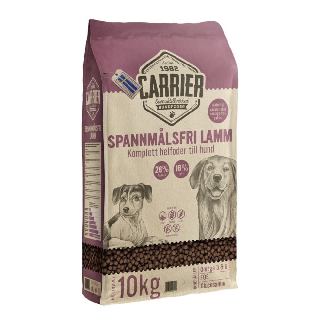 Påse med CARRIER SPANNMÅLSFRI LAMM hundmat, lammsmak, med två hundar, text på svenska.