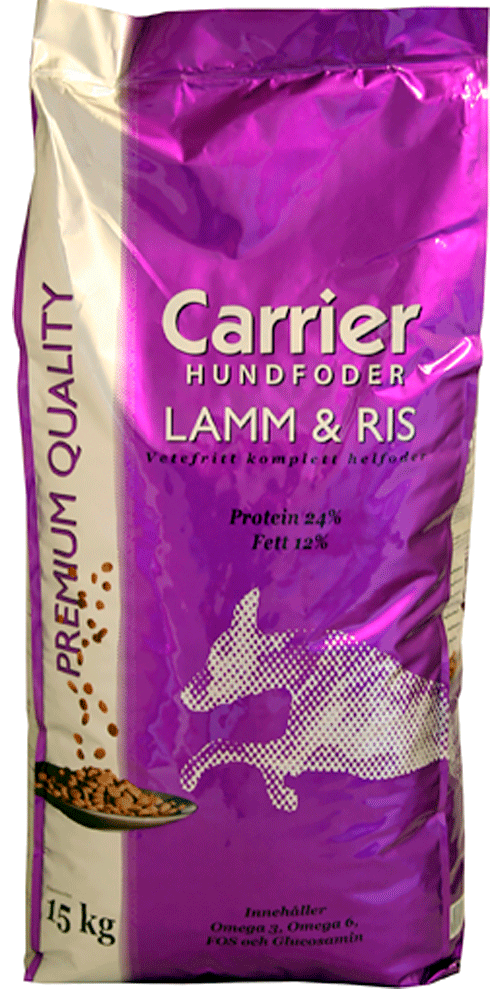 En lila 15 kg påse med Carrier hundfoder med lamm och ris, märkt premiumkvalitet.