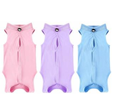 Tre ärmlösa djurskjortor i rosa, lila och blått med knappförsedda nyckelhålsöppningar.