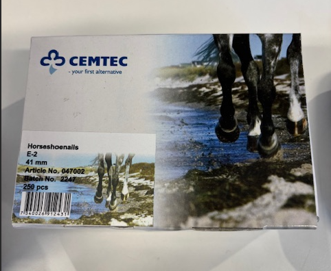 Cemtec spik E2 box med bild av hästben som springer genom vatten.