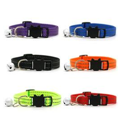 Sex Katthalsband reflex söm halsband med bjällror, placerade i två rader mot vit bakgrund.