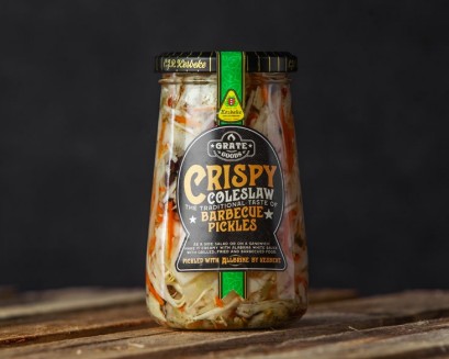Crispy Coleslaw 370ml burk på en träyta mot en mörk bakgrund.