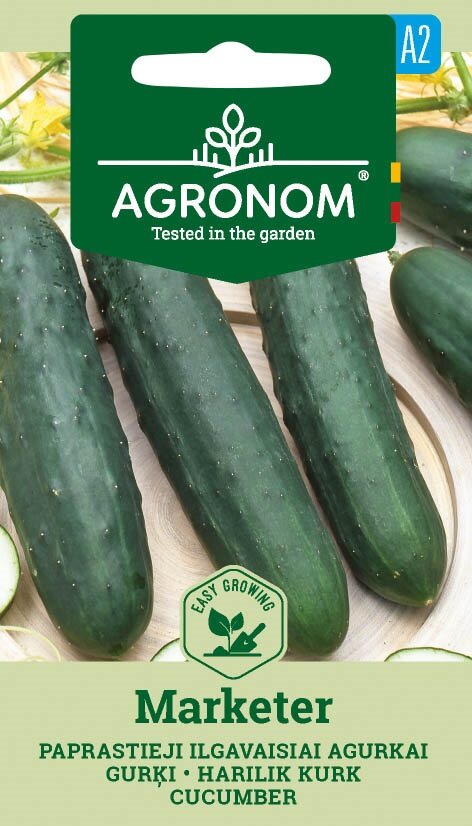 Tre färska gurkor från Cucumber Marketer på en tallrik med ett fröpaket ovanför.