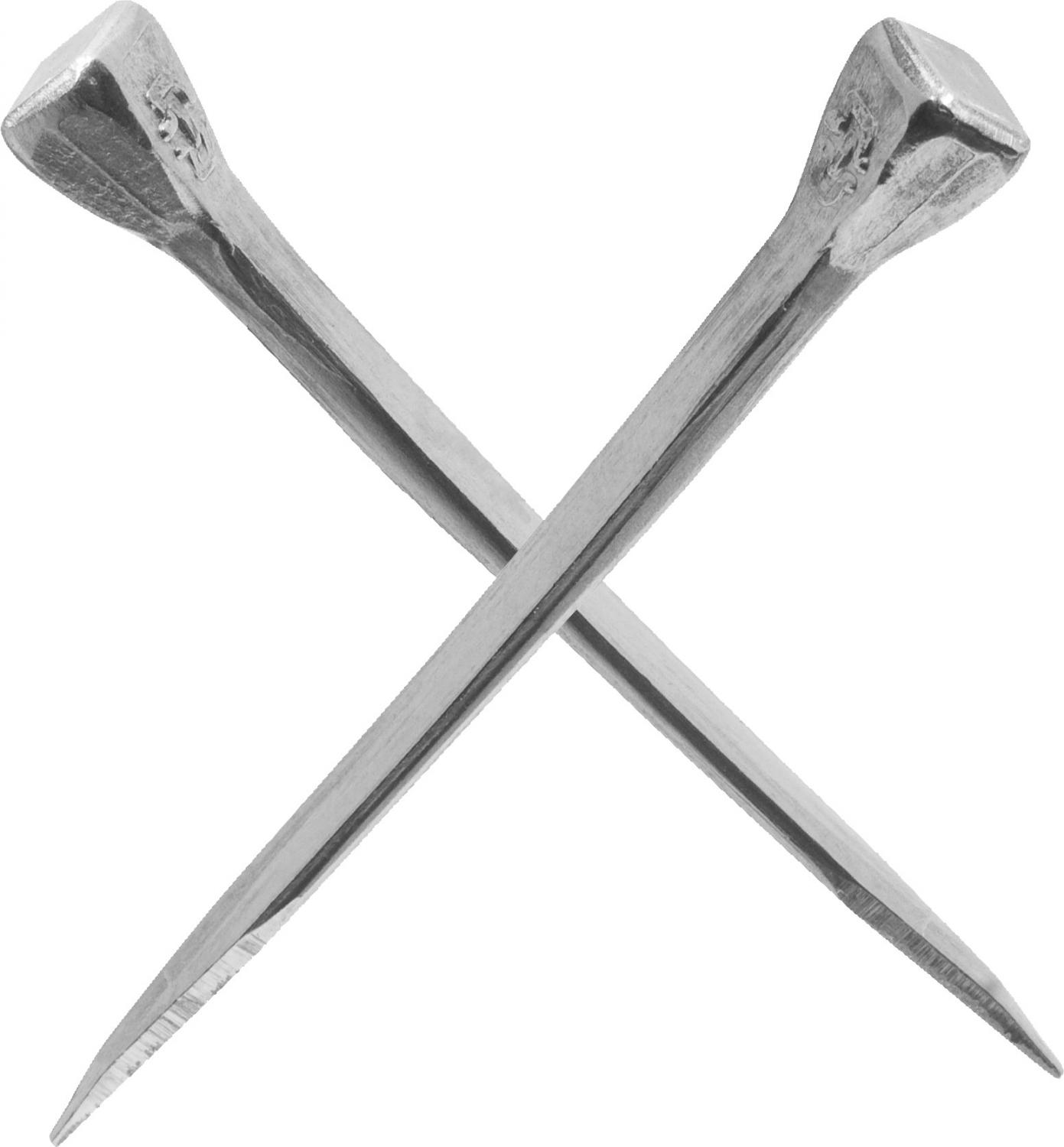 Två Mustad E-Slim E3 spikar korsade i en X-form på en vit bakgrund.