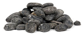 En hög med dekorsten 20-40mm svart polerad 15kg mot en vit bakgrund.