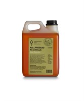 En plastflaska med RÅ LINOLJA Gunnarhögs med gul etikett och svart lock.