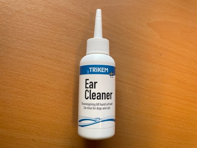 Trikem Öronrengöring 100ml för hundar och katter på träytor.