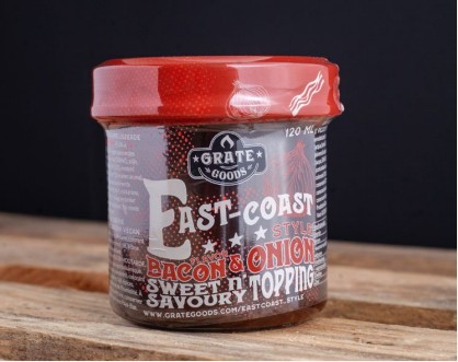 East-Coast Bacon-Lök Savoury Topping 120ml på en träyta.