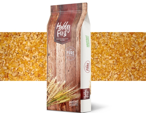 En 20 kg påse Hobby First Pure Majskross fågelfoder med korn och vete i bakgrunden.