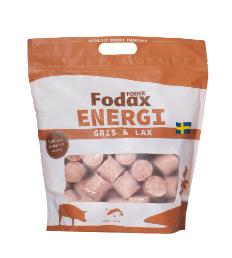 En 2 kg påse Fodax Energi djurfoder med en svensk flagga på förpackningen.