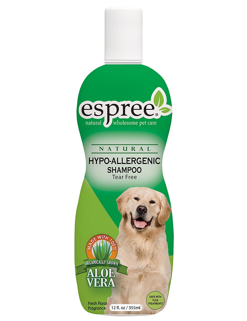 Hypo Allergenic Shampoo-flaska med en golden retriever och aloe vera på etiketten.