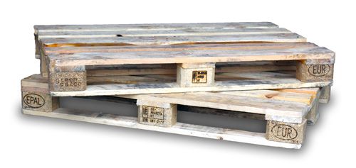 Tre staplade Pall-fraktpallar av trä mot en vit bakgrund.