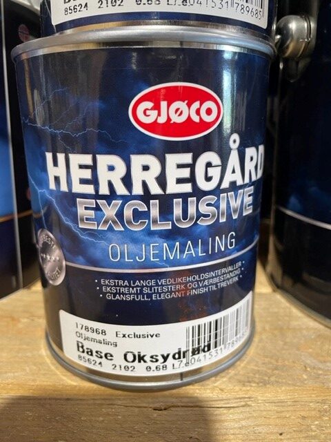 En burk Exclusive oljemaling base oxidröd 0,68LITER färg med mörkblå etikett.