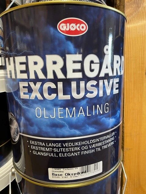 En 9L burk exklusiv oljemaling bas oxidröd med norsk text.