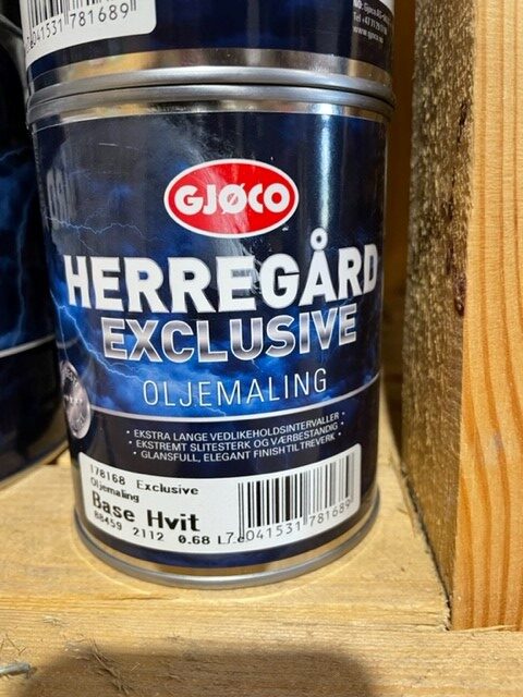 Burk med exklusiv oljemaling bas hvit 0,68LITER på en trähylla.