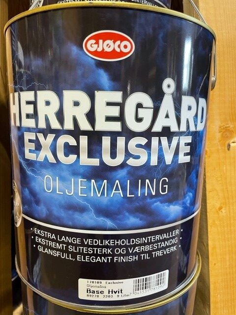 Närbild av en Exclusive oljemaling base hvit 9LITER färgburk med blå och vit text.