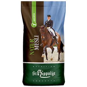 En påse med Natur Müsli Easy Breeder hästfoder med en bild av en ryttare på en häst.