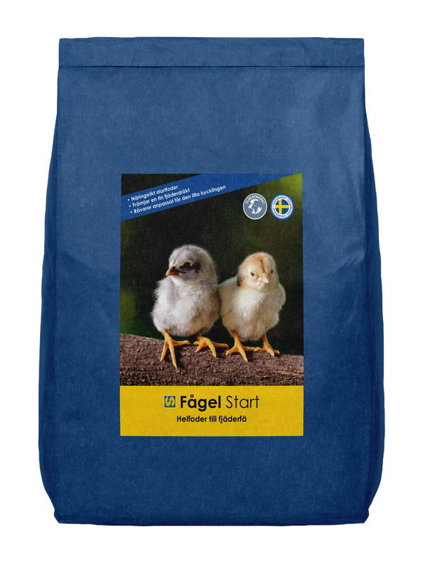 Blå påse Svenskafoder Fågel start 5kg foder med två kycklingar på framsidans etikett.