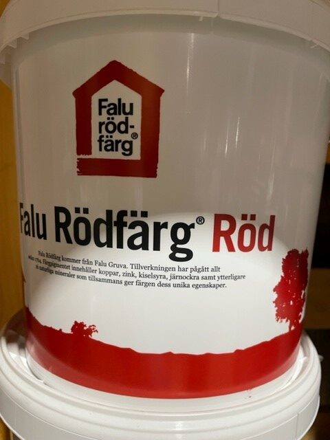 En vit Falu rödfärg 5LITER färghink med röd och svart svensk text på etiketten.