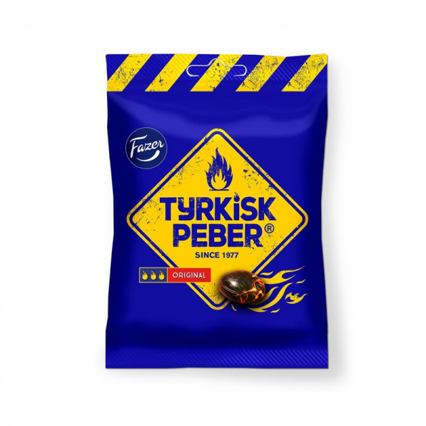 Blå påse med Tyrkisk Peber Original med gul varningsetikett och bild på brinnande godis.