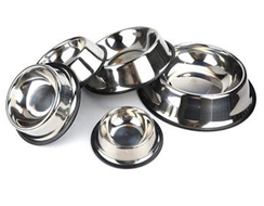 Sex Rostfri skålar i rostfritt stål i olika storlekar mot en vit bakgrund.