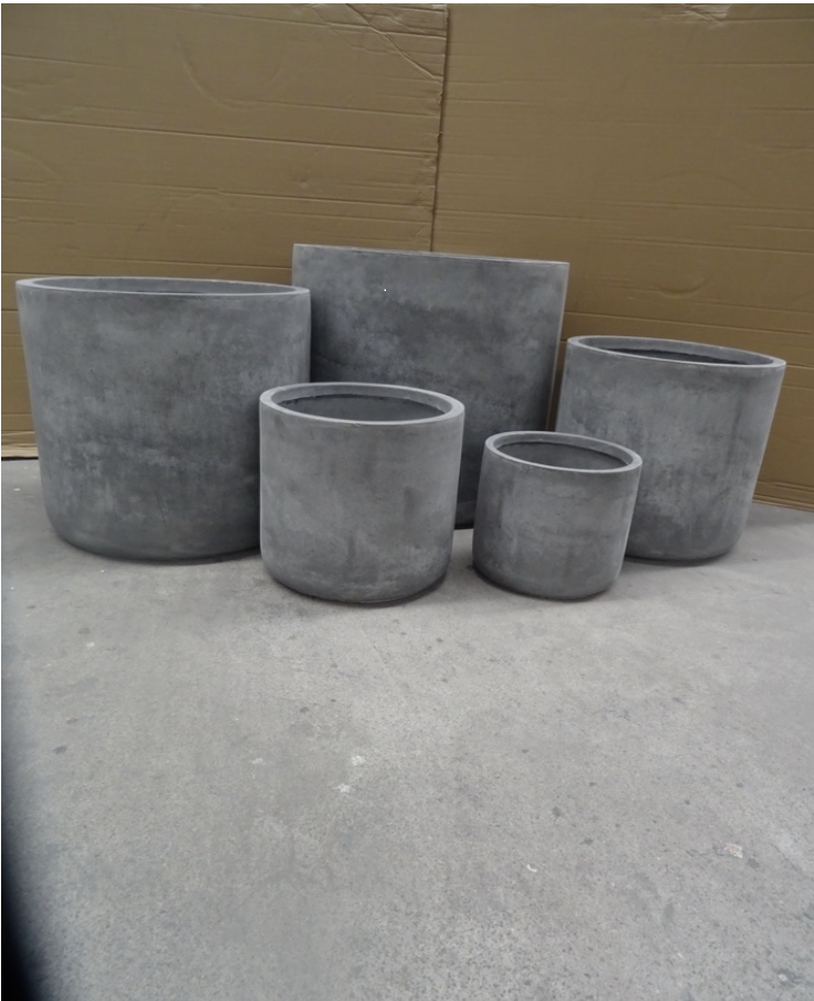 Five Fiberclaykrukor - XL grå planteringskärl i olika storlekar på betong, med en pappbakgrund.