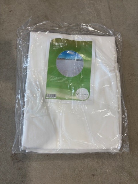 Fiberduk 30g 2,4x10m 24kvm vikt i plastförpackning på grå yta.