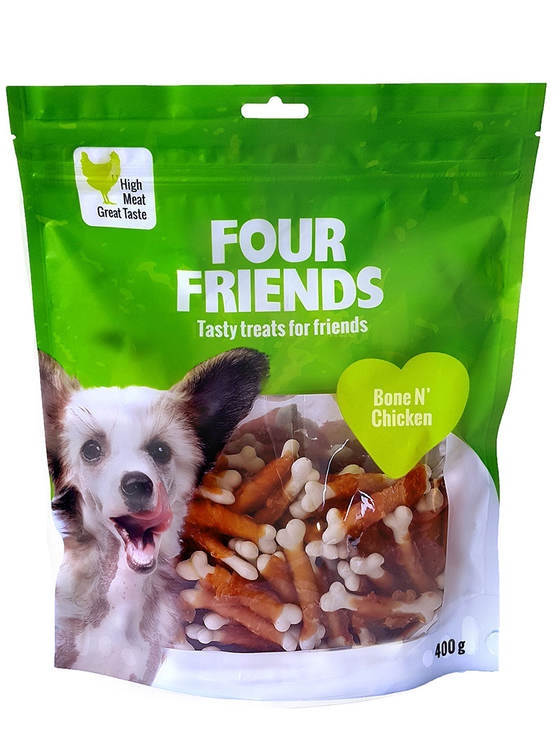 Påse med Four Friends Bone N´ Chicken 400g hundgodis med en hundbild på framsidan.