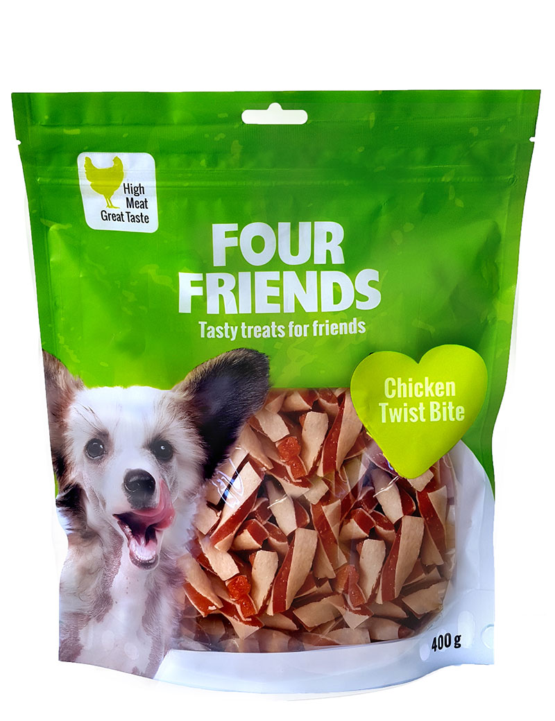 FOUR FRIENDS Chicken Twist Bite 400g förpackning med hundbild och godis synligt.