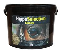 Svart badkar med HippoSelection Success med en närbild av ett hästöga på etiketten.