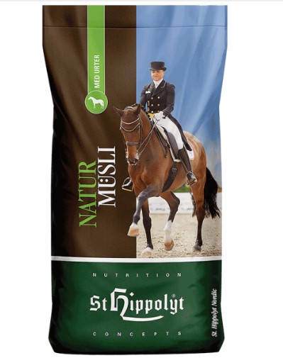 En 15 kg påse med St.Hippolyt Natur müsli GRAIN FREE hästfoder med ryttarbild på framsidan.