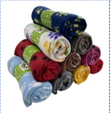 Filt till hund i färgglada mönster staplade i pyramidform.