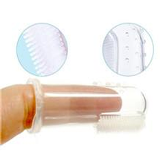 Tandborste till djur: fingertandborste i genomskinlig silikon med borst, visas på ett finger.