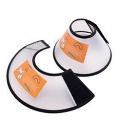 Två genomskinliga koner för husdjur med svarta kanter och orange etiketter, används för att förhindra slickning av sår.