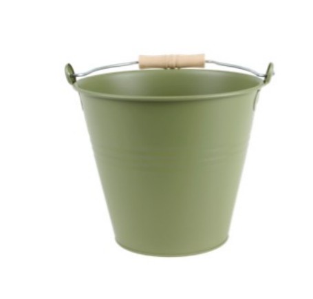 ZINKHINK GRÖN: Grön metallhink med trähandtag, på vit bakgrund.