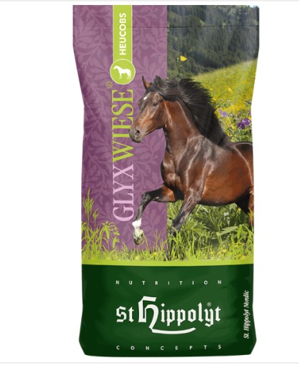 Påse med st hippolyt GlyxWiese Höcobs 20kg med en springande brun häst på förpackningen.